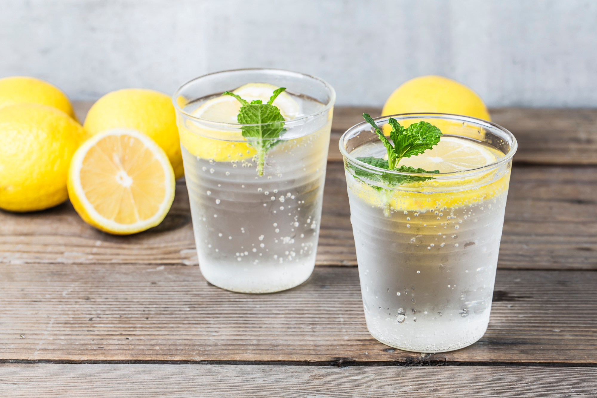 Вода с лимоном кислотой. Лимонад Fresh Lemon. Soda лимонад. Вода с лимоном. Стакан воды с лимоном.