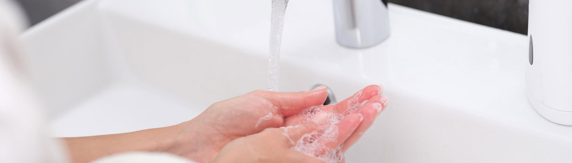 Yumuşak su ile elini yıkayan kadın su yumuşatma cihazı