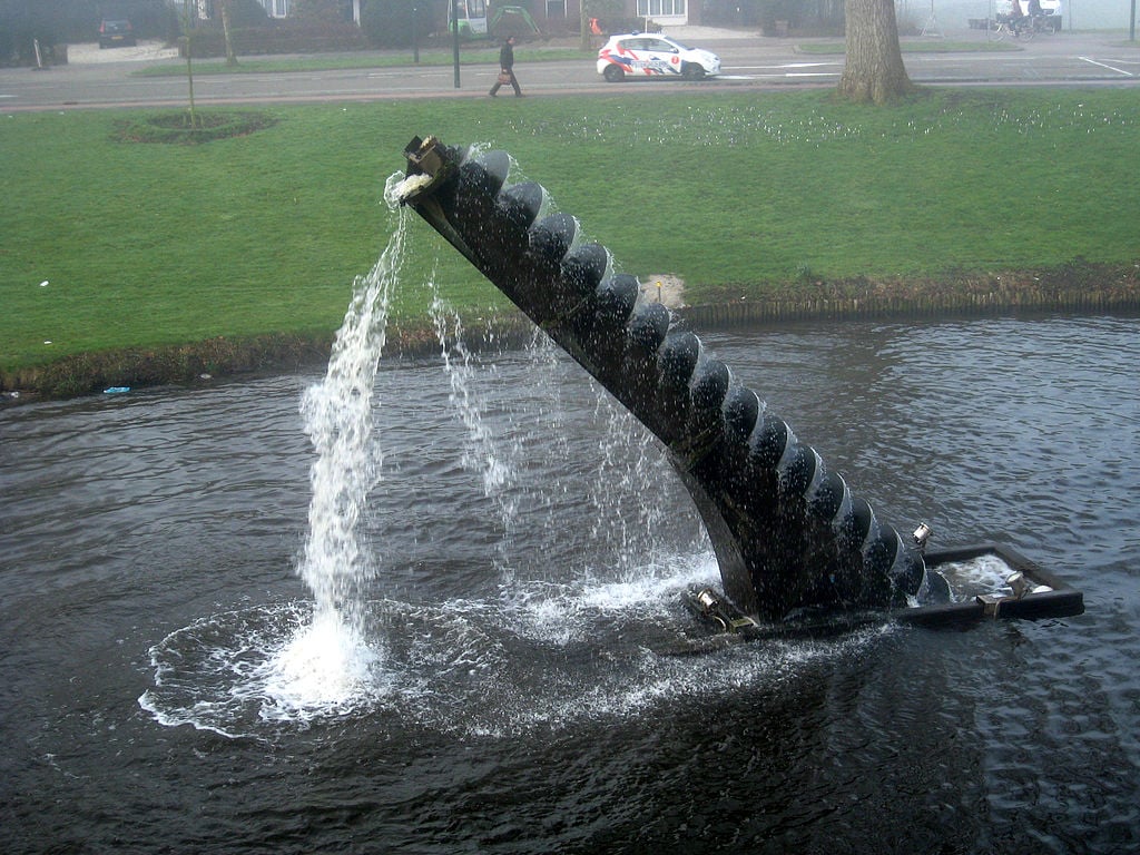 Arşimet, Hollanda'daki 's-Hertogenbosch'ta Tony Cragg tarafından bir sanat biçimi olarak vidalanır. Su Arıtmanın Tarihi Nedir?