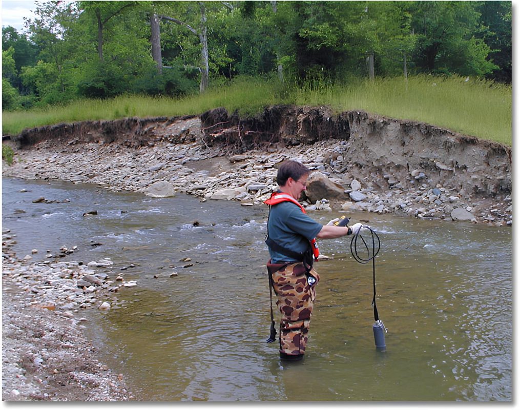 USGS bilim adamı, Ohio, Kettering'deki Huffman Park'taki Holes Creek'teki çeşitli su kalitesi koşullarını ölçüyor.