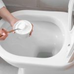 Tuvaletinizdeki Sert Su Lekeleri Nasıl Temizlenir (5 Yöntem)