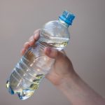 Şişelenmiş Su Kötü Kokuyorsa (5 Olası Neden Açıklandı)