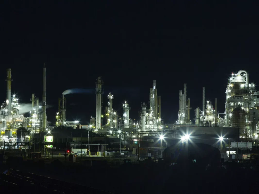Geceleri aydınlatılan bir endüstriyel tesis
Sinclair, Wyoming'deki Sinclair Petrol RafinerisiKredi:NRDC için Nick Cote