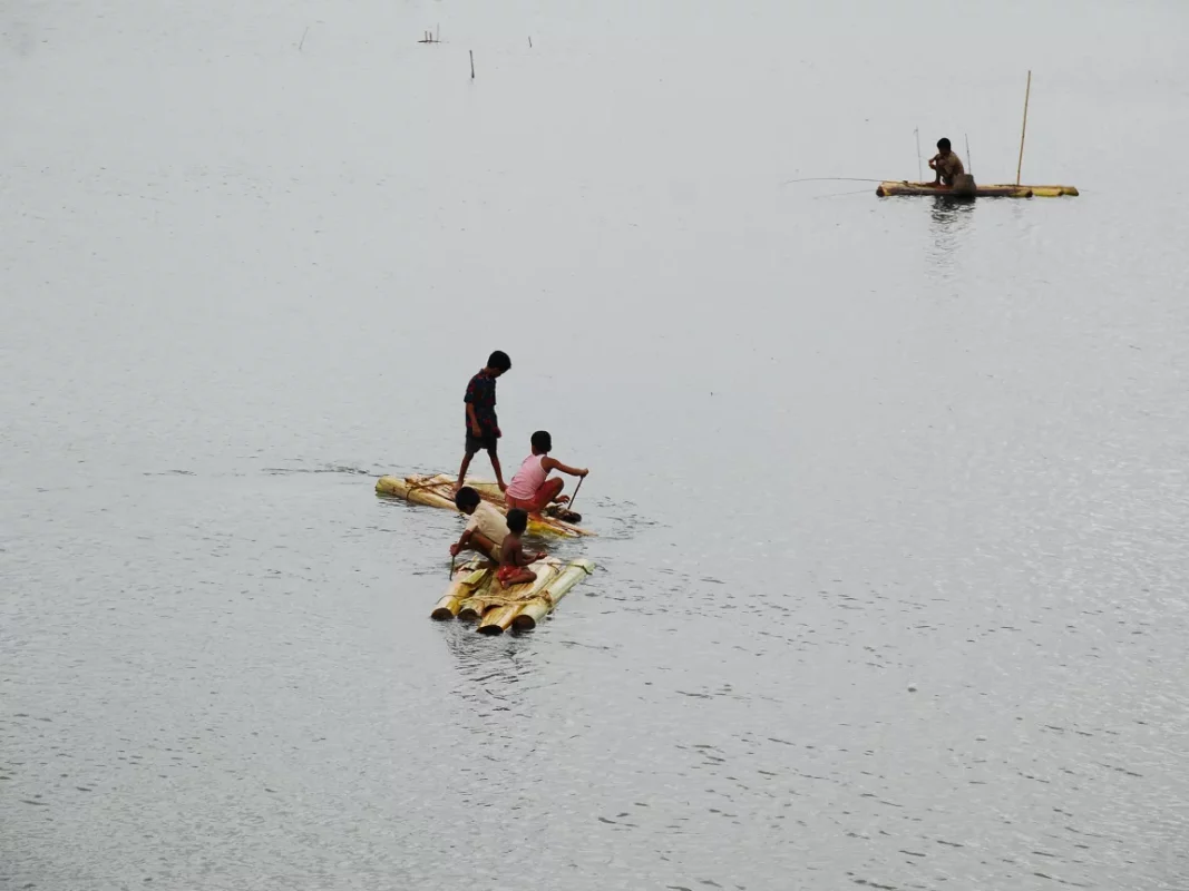 Sel sularında rafting yapan çocuklar