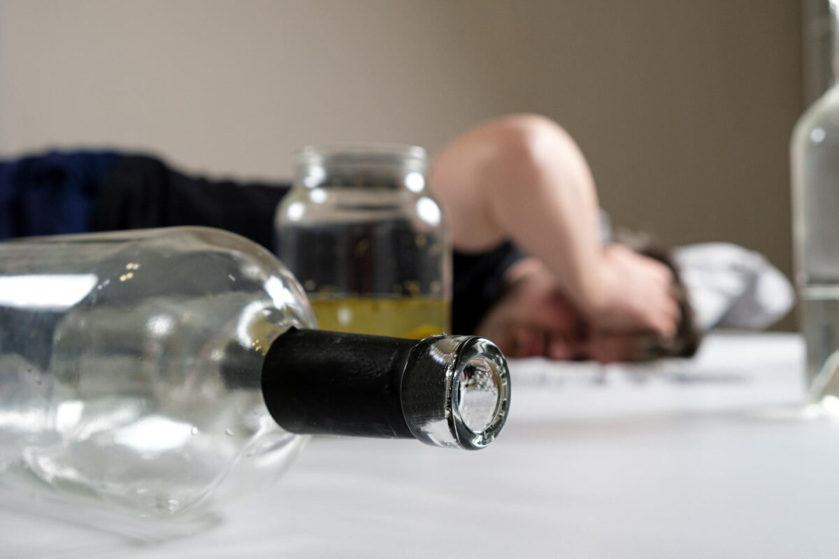 Alkol Zehirlenmesi: Belirtileri, Nedenleri ve Acil Müdahale Yöntemleri