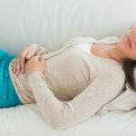 Kadınlarda Karın Ağrısı: Yaygın Nedenleri ve Çözümleri