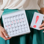 Adet Gecikmesi Neden Olur? Belirtiler ve Ne Yapmalı