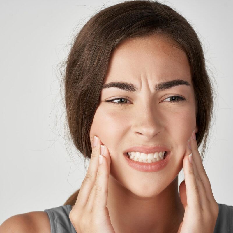 Çene Kayması: Nedenleri, Belirtileri ve Çözümler