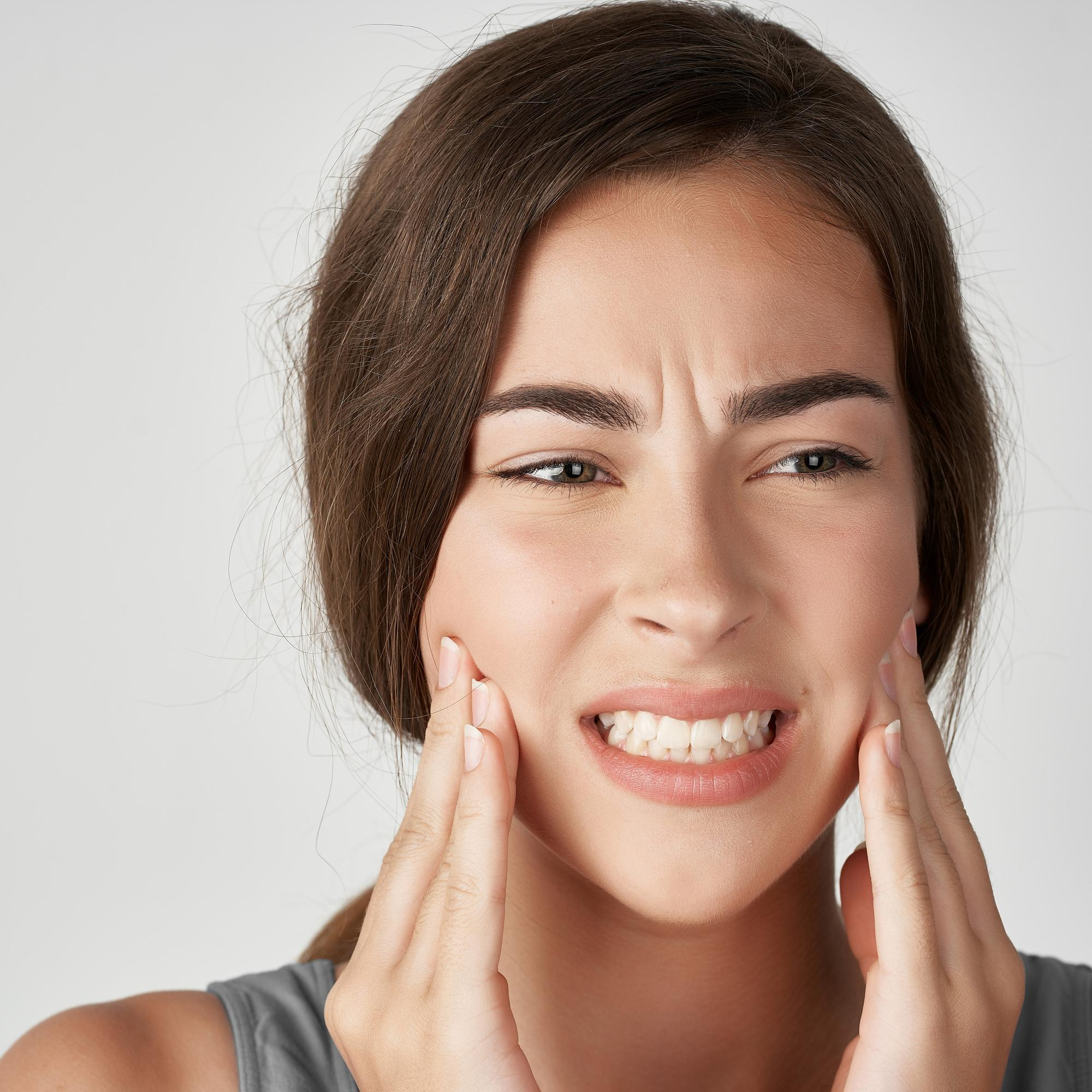 Çene Kayması: Nedenleri, Belirtileri ve Çözümler