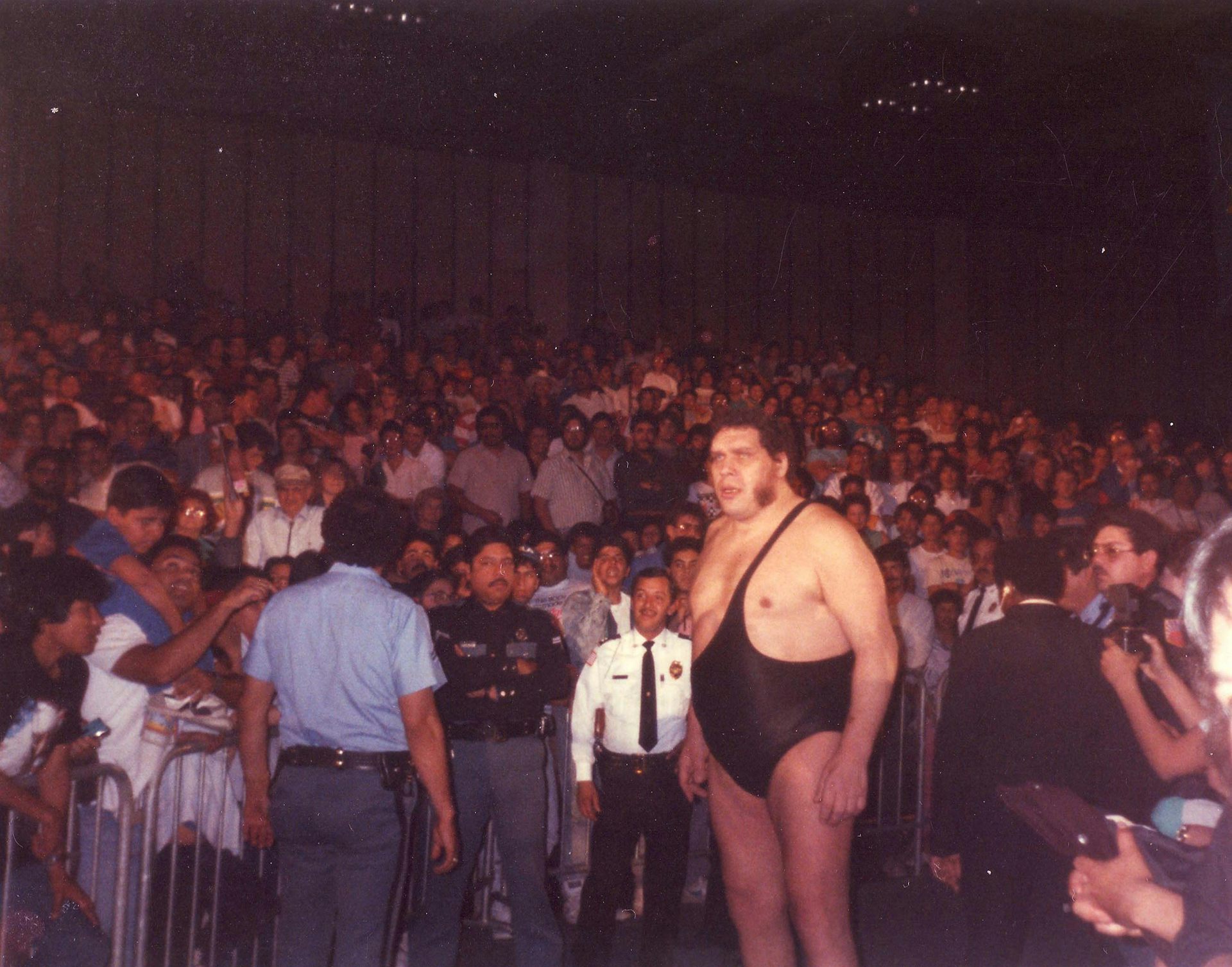 Andre the Giant çocukken devasa bir kavrama sahipti, bu da yetişkinlikte akromegaliye dönüştü