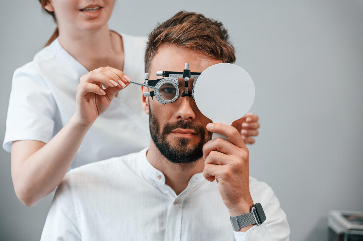 Astigmat: Belirtileri, Nedenleri ve Tedavisi